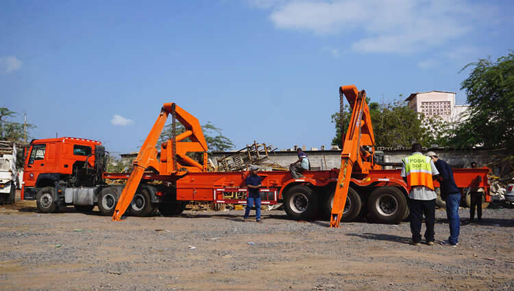 Side loading container trailer